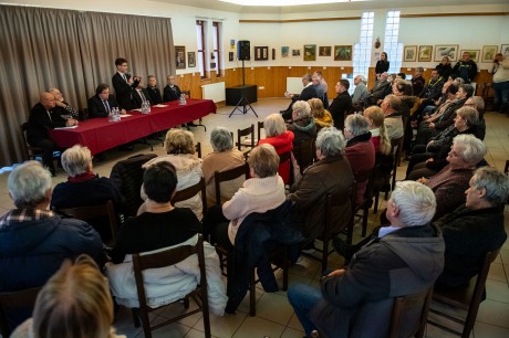 Közlekedés, szabadidő, buszok - lakossági fórum volt kedden este Kisfaludon